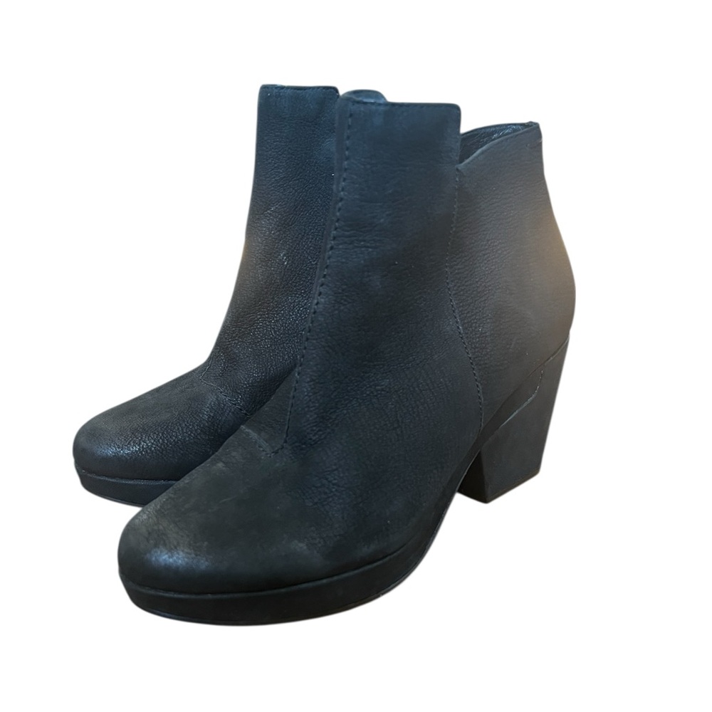 Eileen Fisher Black Ankle suede side zip all weather Booties size 8.5 newer